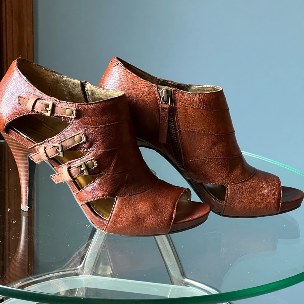 NineWest Open Toe 3 inch heel leather shoes.sz 7.5. Rich Chestnut color.